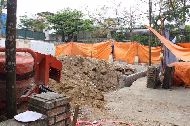 Khu đất số 47 Nguyễn Biểu, TP Huế thuộc vùng bảo vệ di tích Lục Bộ bị đào bới ngổn ngang để phục vụ thi công công trình.