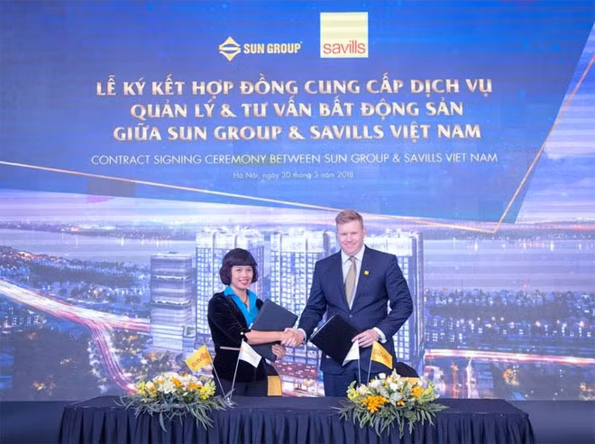 Đại diện chủ đầu tư và đại diện Savills tại lễ ký kết.