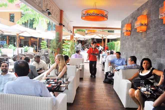 Lo sợ cà phê bẩn, nhiều người tiêu dùng chọn uống cà phê có thương hiệu. Lo sợ cà phê bẩn, nhiều người tiêu dùng chọn uống cà phê có thương hiệu.