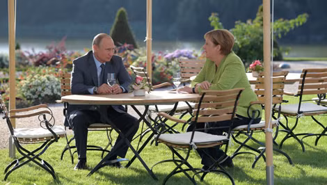 Thủ tướng Đức Angela Merkel và Tổng thống Nga Vladimir Putin, tại khu vườn của lâu đài Meseberg, Đức, ngày 18-8. Thủ tướng Đức Angela Merkel và Tổng thống Nga Vladimir Putin, tại khu vườn của lâu đài Meseberg, Đức, ngày 18-8.