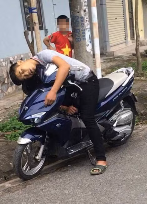 Trên người nam thanh niên này không có giấy tờ tuỳ thân nào.