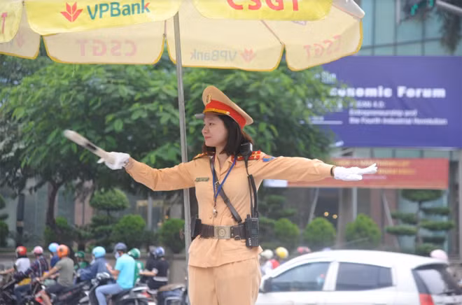 Một nữ chiến sĩ CSGT điều tiết giao thông gần Trung tâm hội nghị Quốc gia vào đầu giờ sáng ngày 11-9.