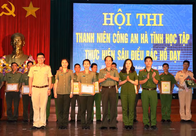 Đại tá Lê Văn Sao - Giám đốc Công an tỉnh trao giải nhất cho Công an TP Hà Tĩnh.