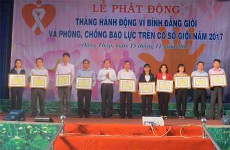 Trao thưởng tại Lễ phát động Tháng hành động bình đẳng giới góp phần thực hiện tốt tiêu chí thi đua “Toàn dân đoàn kết xây dựng đời sống văn hóa ở khu dân cư” năm 2017.