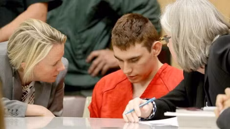 Nikolas Cruz (giữa), thủ phạm vụ thảm sát tại trường học ngày 14-2 khiến 17 người thiệt mạng. Ảnh: miamiherald.com.
