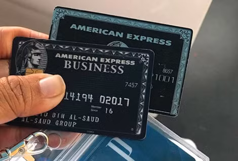 Những chiếc thẻ tín dụng American Express mang tên Khalid Al Saud. Những chiếc thẻ tín dụng American Express mang tên Khalid Al Saud.
