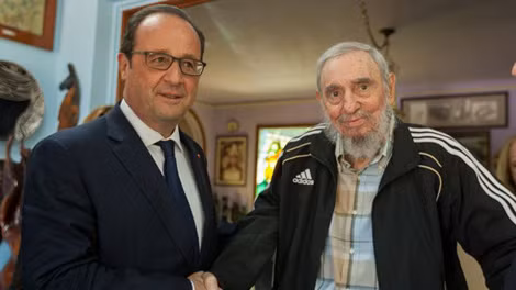 Ông F.Hollande và nhà lãnh đạo Fidel Castro. Ảnh: AP.