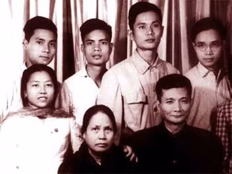 Vợ chồng nhà phê bình Hoài Thanh và các con.
