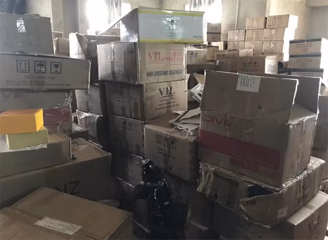 Hàng tấn mỹ phẩm được cất giữ tại căn phòng rộng khoảng 30m². Hàng tấn mỹ phẩm được cất giữ tại căn phòng rộng khoảng 30m².
