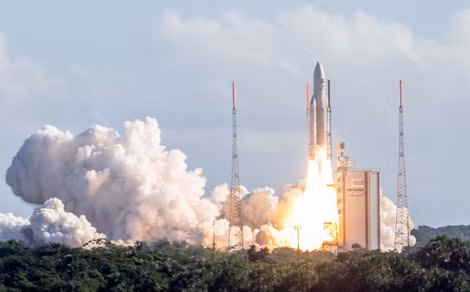 Tên lửa đẩy Ariane 5 mang theo hai vệ tinh được phóng thành công ngày 25-9 vừa qua. Ảnh: Reuters.