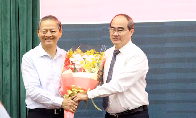 Bí thư Thành ủy TP HCM Nguyễn Thiện Nhân tặng hoa chia tay Phó chủ tịch UBND TP Lê Văn Khoa.