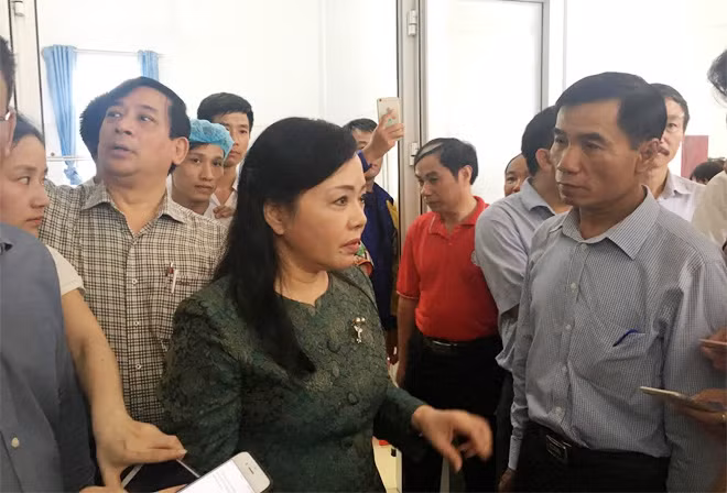Bộ trưởng Bộ y tế chỉ đạo giám đốc BV Tĩnh Gia tập trung điều trị và chăm sóc các nạn nhân vụ tai nạn.