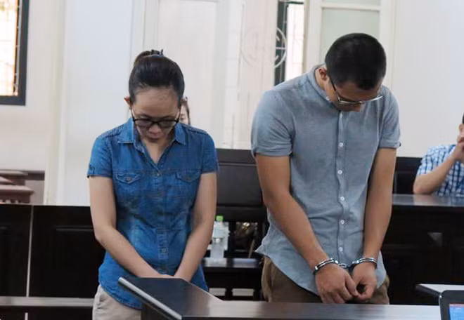 Hai bị cáo Trang và Hoàng tại phiên xử.