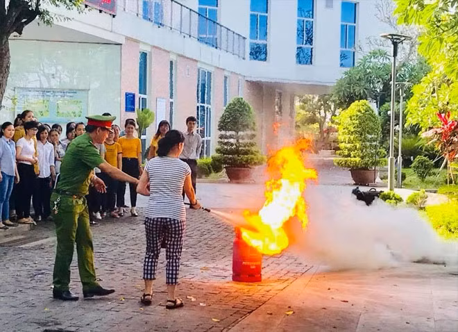 Phun nước dập tắt đám cháy.
