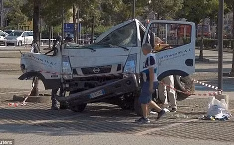 Ông Luciano Goccia với chiếc xe phế liệu của mình sau vụ sập cầu ngày 14-8. Ảnh: Reuters.