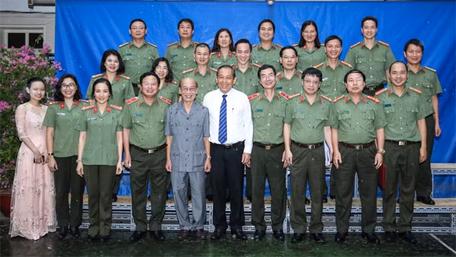 Phó Thủ tướng Thường trực Trương Hòa Bình, các đại biểu và cán bộ chiến sĩ Báo CAND tại buổi gặp mặt.