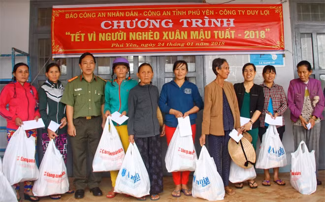 Đại diện Báo CAND tại phía Nam cùng đại diện Công an Phú Yên, Công an huyện Đồng Xuân trao tặng quà Tết cho những người dân ở xã Xuân Lãnh. Đại diện Báo CAND tại phía Nam cùng đại diện Công an Phú Yên, Công an huyện Đồng Xuân trao tặng quà Tết cho những người dân ở xã Xuân Lãnh.