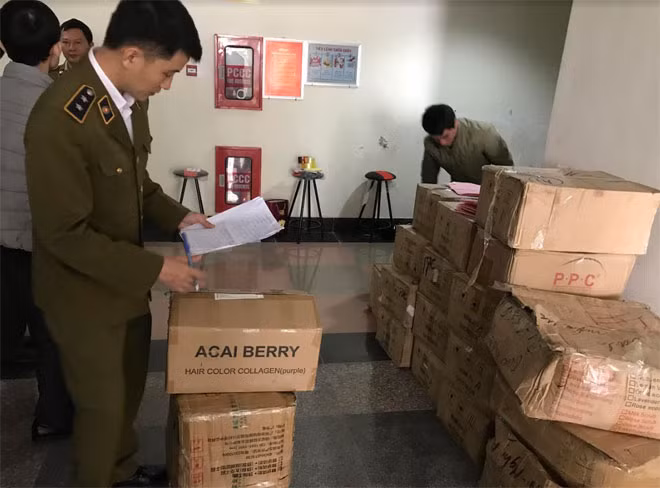An ninh kinh tế đang kiểm tra số hàng mỹ phẩm. An ninh kinh tế đang kiểm tra số hàng mỹ phẩm.