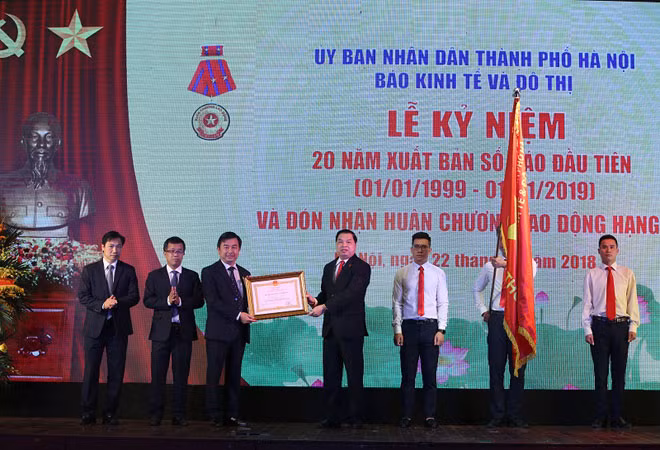 Phó Trưởng ban Tuyên giáo Trung ương Lê Mạnh Hùng trao Huân chương Lao động hạng Nhì cho Báo Kinh tế & Đô thị. Phó Trưởng ban Tuyên giáo Trung ương Lê Mạnh Hùng trao Huân chương Lao động hạng Nhì cho Báo Kinh tế & Đô thị.