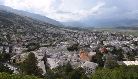 Thành phố Gjirokaster từng có các nhà xưởng dùng để sản xuất ra các bộ phận lắp ráp nên hầm trú ẩn.