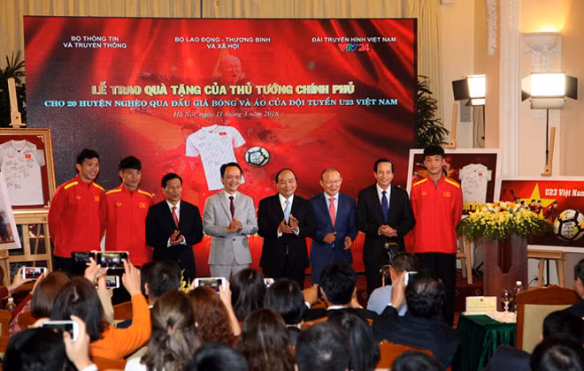 Thủ tướng Chính phủ Nguyễn Xuân Phúc cùng ban tổ chức đấu giá, đại diện đội tuyển U23 Việt Nam và đại diện lãnh đạo Tạp đoàn FLC, đơn vị thắng đấu giá chiếc áo và quả bóng. Thủ tướng Chính phủ Nguyễn Xuân Phúc cùng ban tổ chức đấu giá, đại diện đội tuyển U23 Việt Nam và đại diện lãnh đạo Tạp đoàn FLC, đơn vị thắng đấu giá chiếc áo và quả bóng.