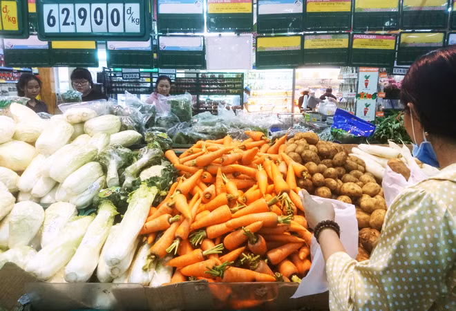 Trước việc nông sản Trung Quốc “đội lốt” sản phẩm Đà Lạt, người tiêu dùng chọn mua sản phẩm Đà Lạt chính hiệu tại siêu thị.