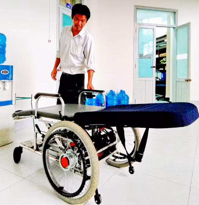 Th.s Phạm Hùng Anh bên chiếc xe lăn đa năng.