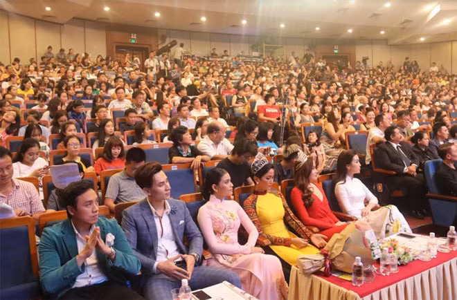Khán giả chật kín khán phòng trong đêm khai mạc.