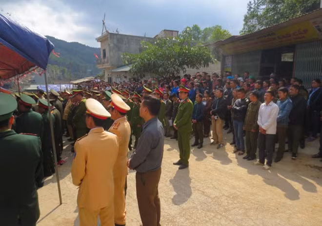 Đông đảo bà con, đồng đội đến đưa tiễn anh về với đất mẹ. Đông đảo bà con, đồng đội đến đưa tiễn anh về với đất mẹ.