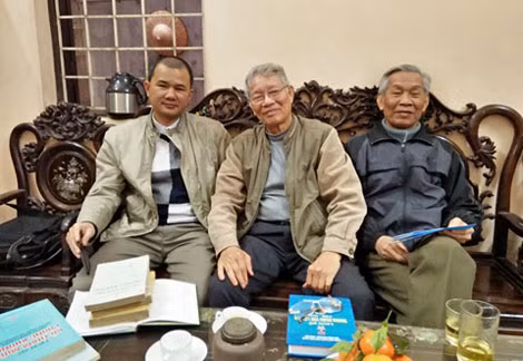 Từ trái qua: Tác giả với Đại tá Nguyễn Thanh Tân và Đại tá Trịnh Văn Hưng.