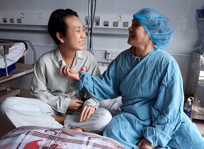 Em Phạm Văn Cơ khỏe mạnh sau ca ghép tim xuyên Việt.