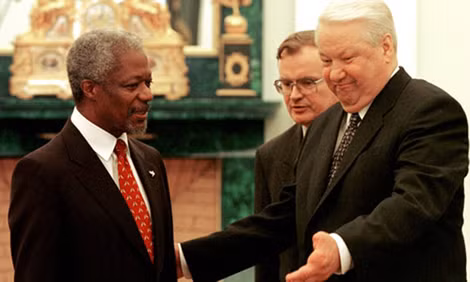 Ông Kofi Annan với Tổng thống Nga Boris Yeltsin năm 1999.