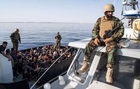 Lực lượng bảo vệ bờ biển Libya giải cứu những người di cư gặp nạn ngoài khơi trên đường đến châu Âu. Ảnh: Getty Images.