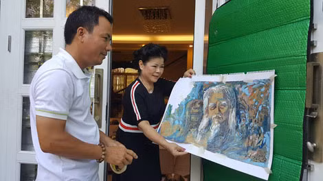 Họa sĩ Văn Dương Thành và tác phẩm mới của mình. Họa sĩ Văn Dương Thành và tác phẩm mới của mình.