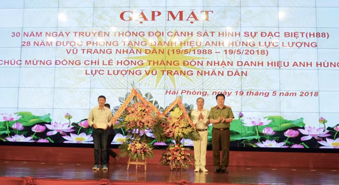 Đại tá Nguyễn Quốc Hùng, Phó GĐ Công an thành phố thừa ủy quyền trao lẵng hoa chúc mừng, quà của Thứ trưởng Nguyễn Văn Thành và Thiếu tướng Đỗ Hữu Ca, GĐ Công an thành phố cho Ban liên lạc Đội H88.