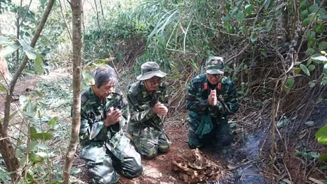 Các cựu chiến binh xúc động khi tìm thấy ngôi mộ tập thể. Các cựu chiến binh xúc động khi tìm thấy ngôi mộ tập thể.