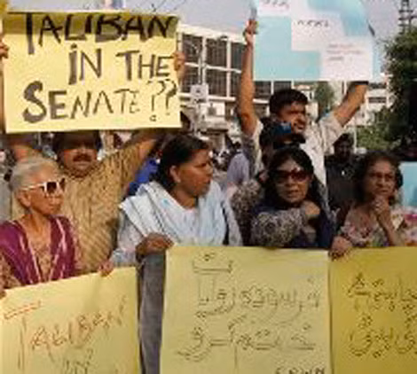 Các nhà hoạt động nhân quyền biểu tình chống “giết người vì danh dự” ở Lahore (thủ phủ tỉnh Punjab, miền đông bắc Pakistan).