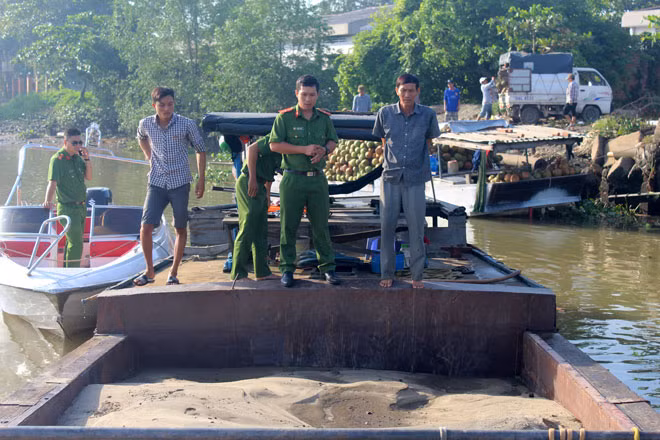 Công an kiểm tra phương tiện vận chuyển cát trên sông Đồng Nai.