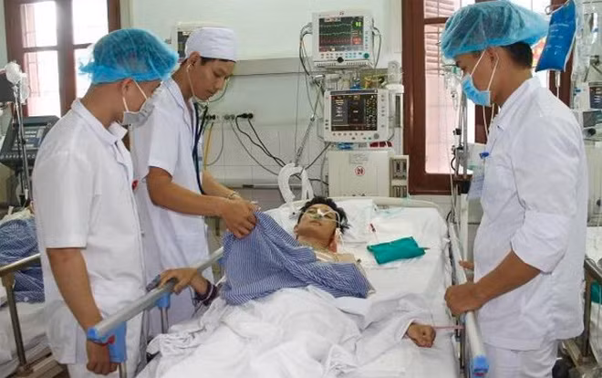 Bệnh nhân Vũ Đức Huy đang được chăm sóc tích cực tại BV.