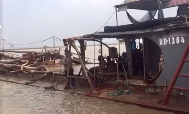 Một tàu khai thác cát trái phép bị người dân bắt giữ.