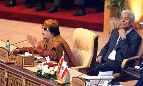 Nhà lãnh đạo Libya Muammar Gaddafi và ông Moussa Koussa tại Hội nghị thượng đỉnh Liên đoàn Arab năm 2009.