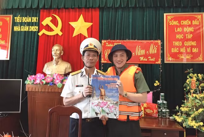 Thiếu tá Đặng Việt Hưng, phóng viên Báo CAND tặng ấn phẩm Báo CAND số đặc biệt cho CBCS Nhà giàn DK1. Thiếu tá Đặng Việt Hưng, phóng viên Báo CAND tặng ấn phẩm Báo CAND số đặc biệt cho CBCS Nhà giàn DK1.