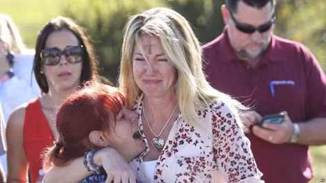 Phụ huynh học sinh khi biết tin về con cái họ trong vụ nổ súng tại trường Marjory Stoneman Douglas ở Parkland, bang Florida, ngày 14-2-2018.