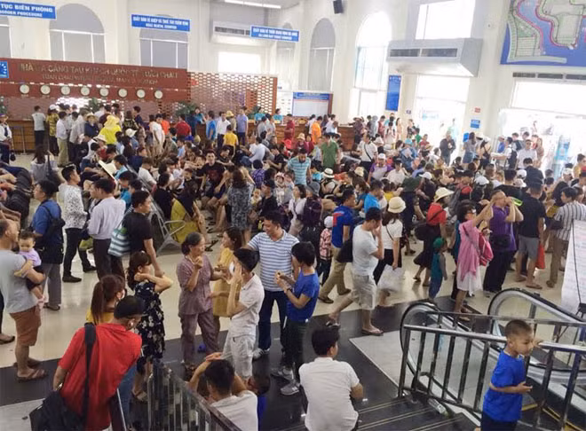 Khách du lịch đến Quảng Ninh rất đông trong dịp nghỉ lễ.