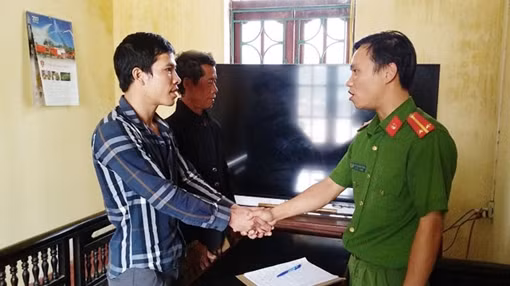 Trung úy Cảnh sát dũng cảm cứu nam thanh niên dưới dòng sông chảy xiết ảnh 3