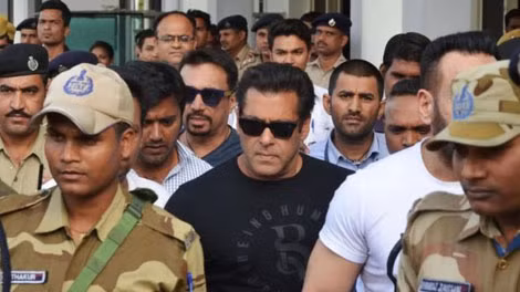Salman Khan chuẩn bị bước vào phiên tòa xét xử vụ săn giết linh dương hôm 5-4-2018.