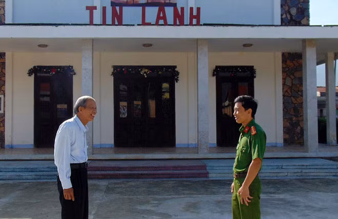 Đại úy Trương Đình Cường trò chuyện cùng Mục sư Trần Can về công tác đảm bảo ANTT. Đại úy Trương Đình Cường trò chuyện cùng Mục sư Trần Can về công tác đảm bảo ANTT.