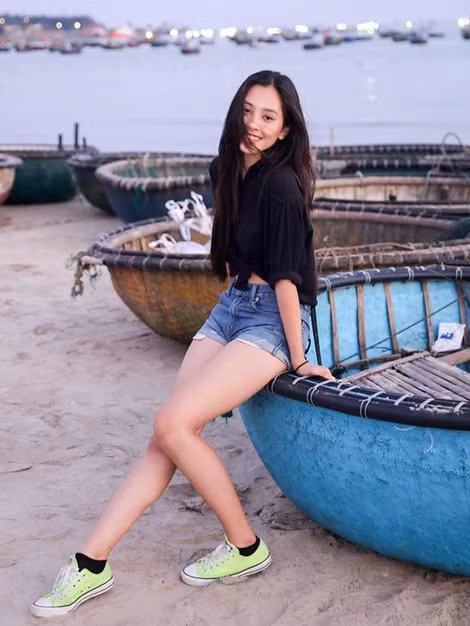 Tiểu Vy khá tự tin để ảnh mặt mộc xuất hiện nhiều trên trang cá nhân.
