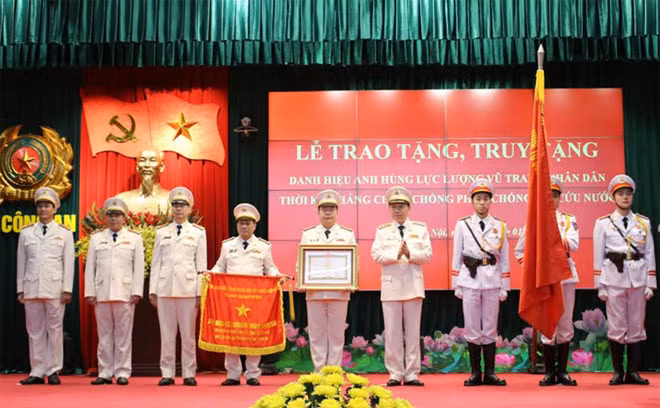 Bộ trưởng Tô Lâm trao danh hiệu AHLLVTND cho Đội Công an Thiết Dũng (Công an tỉnh Hà Nam).