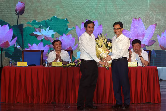 Phó Thủ tướng Vũ Đức Đam tặng hoa ông Thuận Hữu, Chủ tịch Hội Nhà báo Việt Nam, đại diện cho những người làm báo Việt Nam. Ảnh: VGP/Đình Nam.